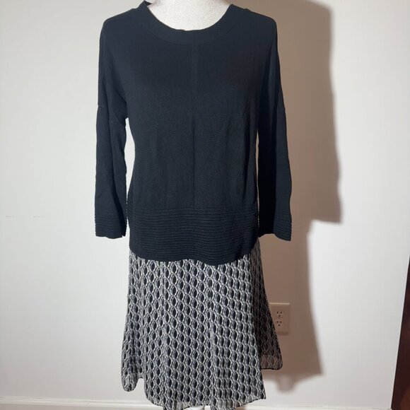 EXPRESS Black/White Silk Knee Length Geo Print Skirt Size 4 - Picture 5 of 5